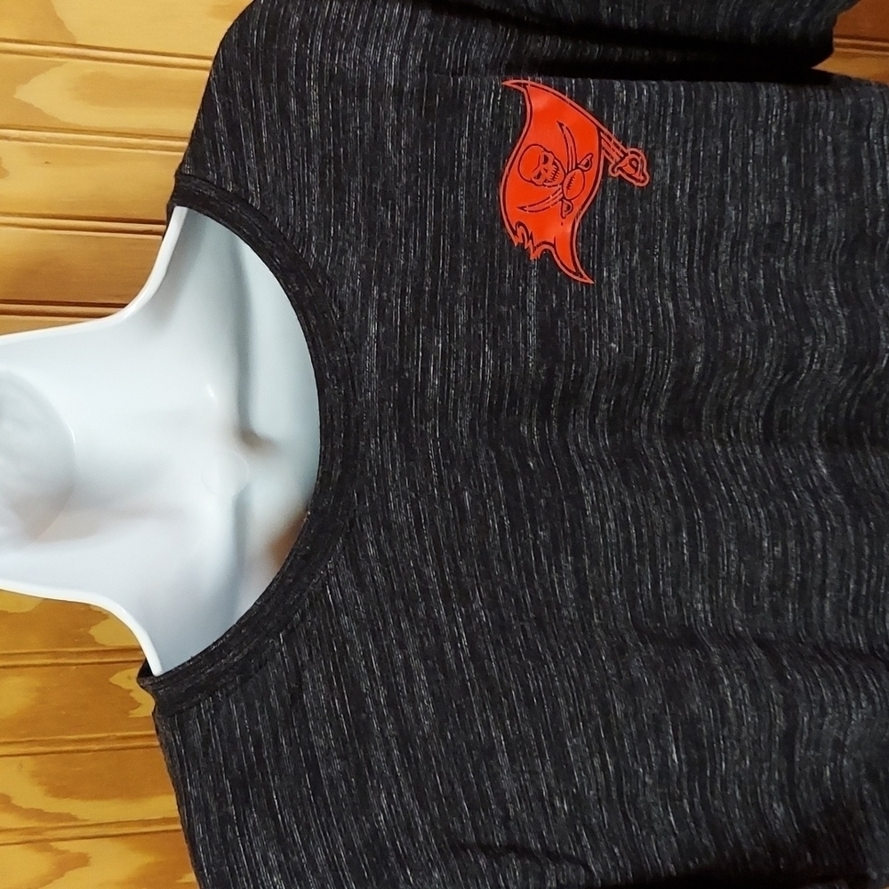 Buccaneers Tshirt - Picture 2 of 4